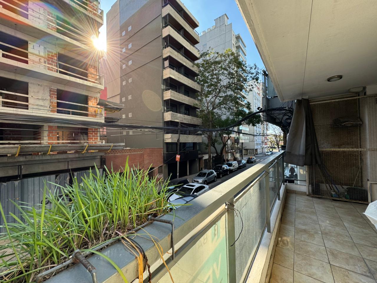 Foto de VENTA - PISO EXCLUSIVO 2 DORMITORIOS CON BALCÓN, PATIO, QUINCHO Y, imagen 2