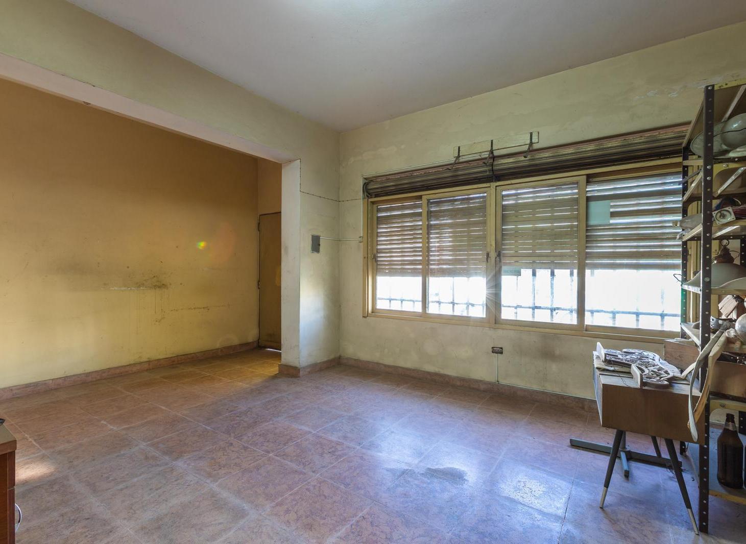 Foto de EN VENTA CASA DE TRES DORMITORIOS A REFACCIONAR EN BARRIO LAS HERAS, imagen 1
