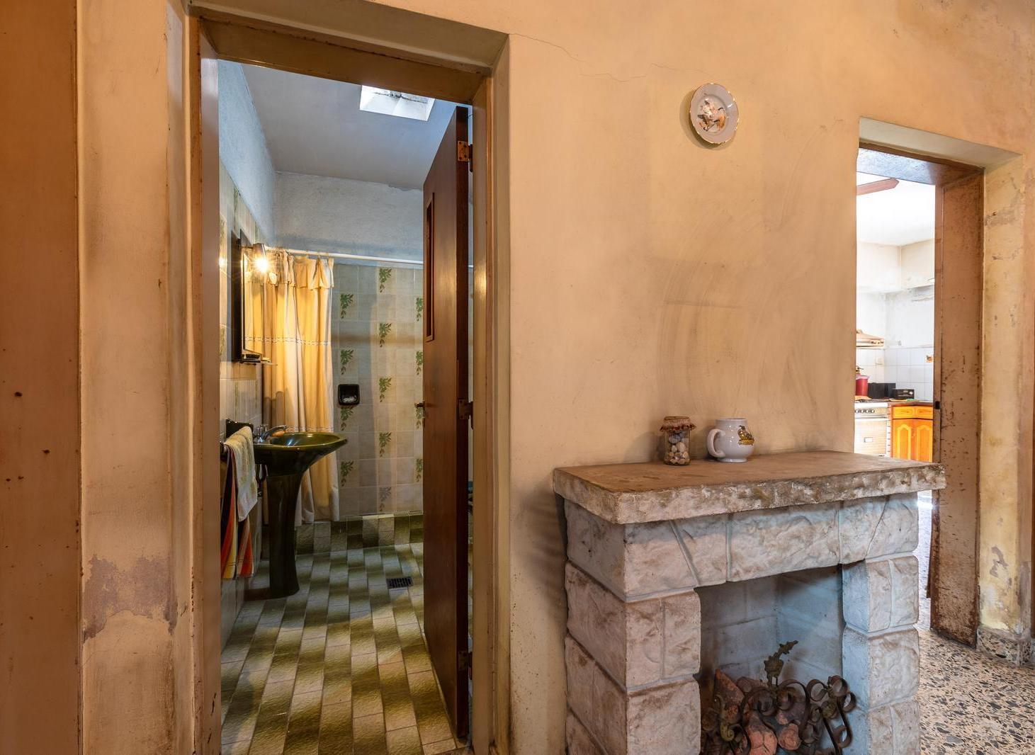 Foto de EN VENTA CASA DE TRES DORMITORIOS A REFACCIONAR EN BARRIO LAS HERAS, imagen 3