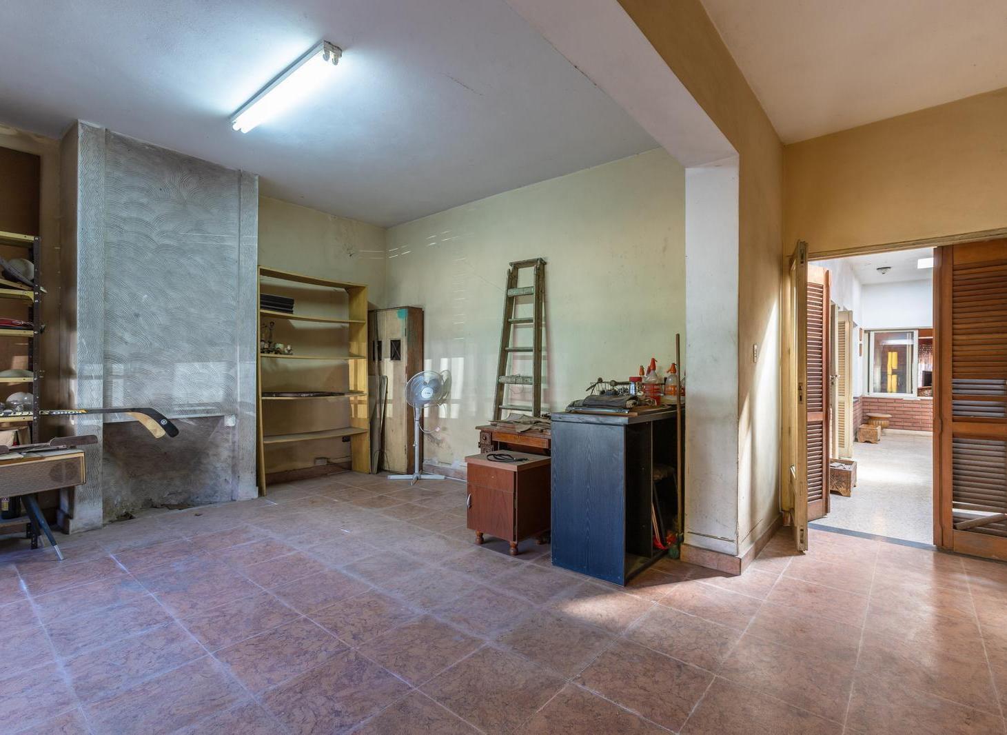 Foto de EN VENTA CASA DE TRES DORMITORIOS A REFACCIONAR EN BARRIO LAS HERAS, imagen 2