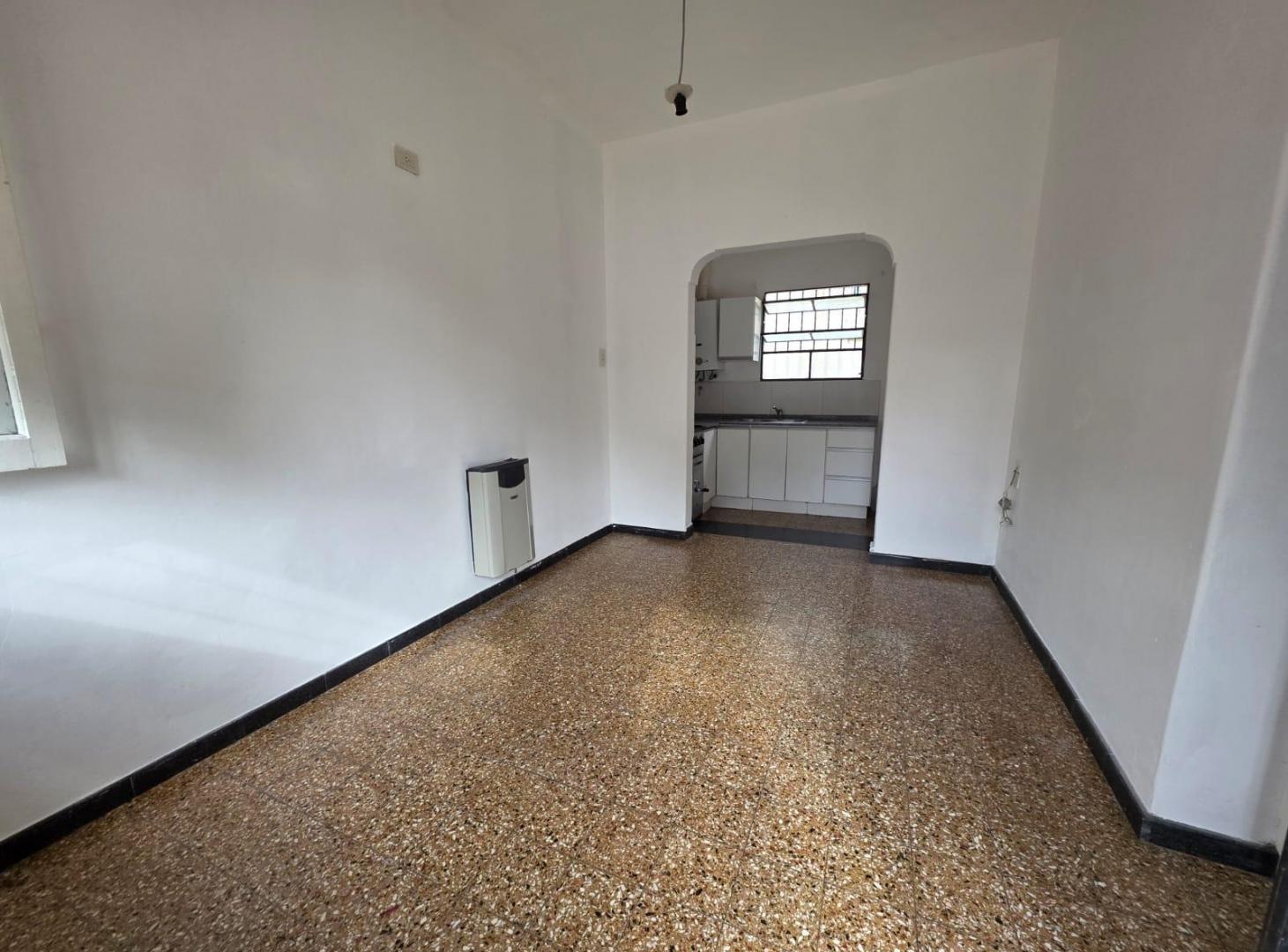 Foto de VENTA CASA DE UN DORMITORIO AL FRENTE BARRIO LUDUEÑA, imagen 2