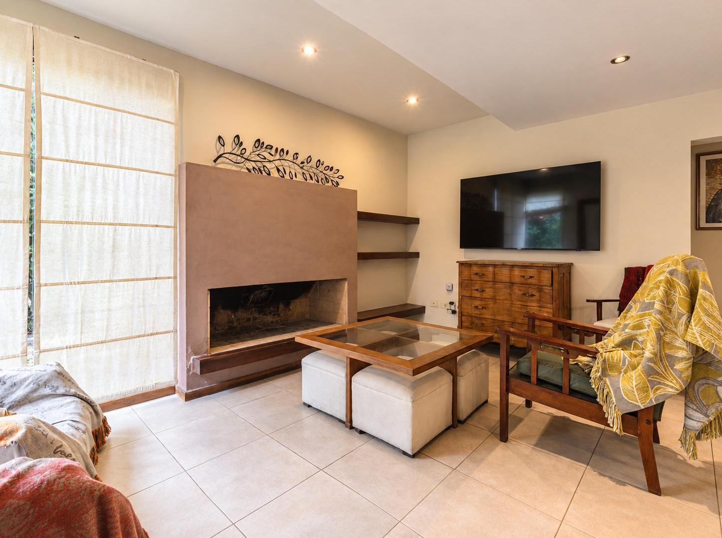 Foto de EN VENTA - CASA 4 DORMITORIOS CON PILETA Y PARRILLERO - COUNTRY CLUB, imagen 1