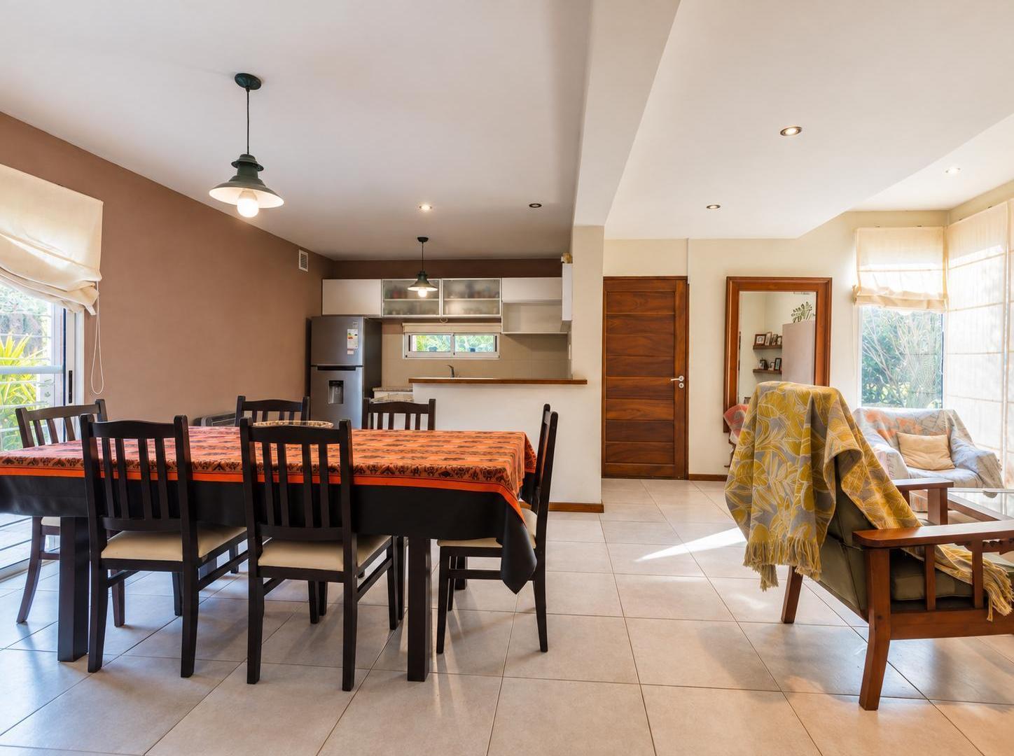 Foto de EN VENTA - CASA 4 DORMITORIOS CON PILETA Y PARRILLERO - COUNTRY CLUB, imagen 3