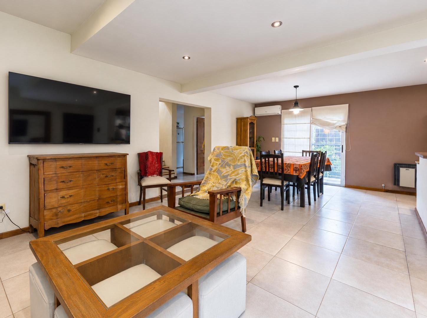 Foto de EN VENTA - CASA 4 DORMITORIOS CON PILETA Y PARRILLERO - COUNTRY CLUB, imagen 2