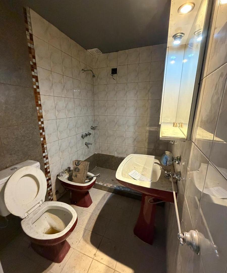 Foto de EN VENTA CASA DE PASILLO INTERNA DOS DORMITORIOS BARRIO LOURDES, imagen 2