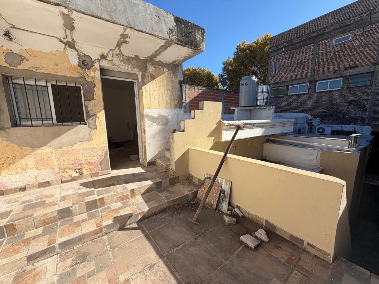 Foto de EN VENTA CASA DE PASILLO DOS DORMITORIOS BARRIO LOURDES, imagen 2