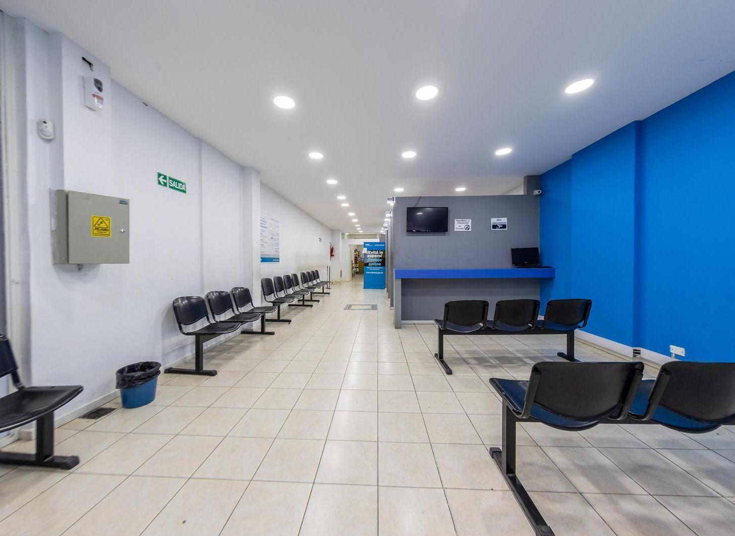 Foto de EN VENTA - LOCAL COMERCIAL AL FRENTE - BARRIO MICROCENTRO, imagen 2