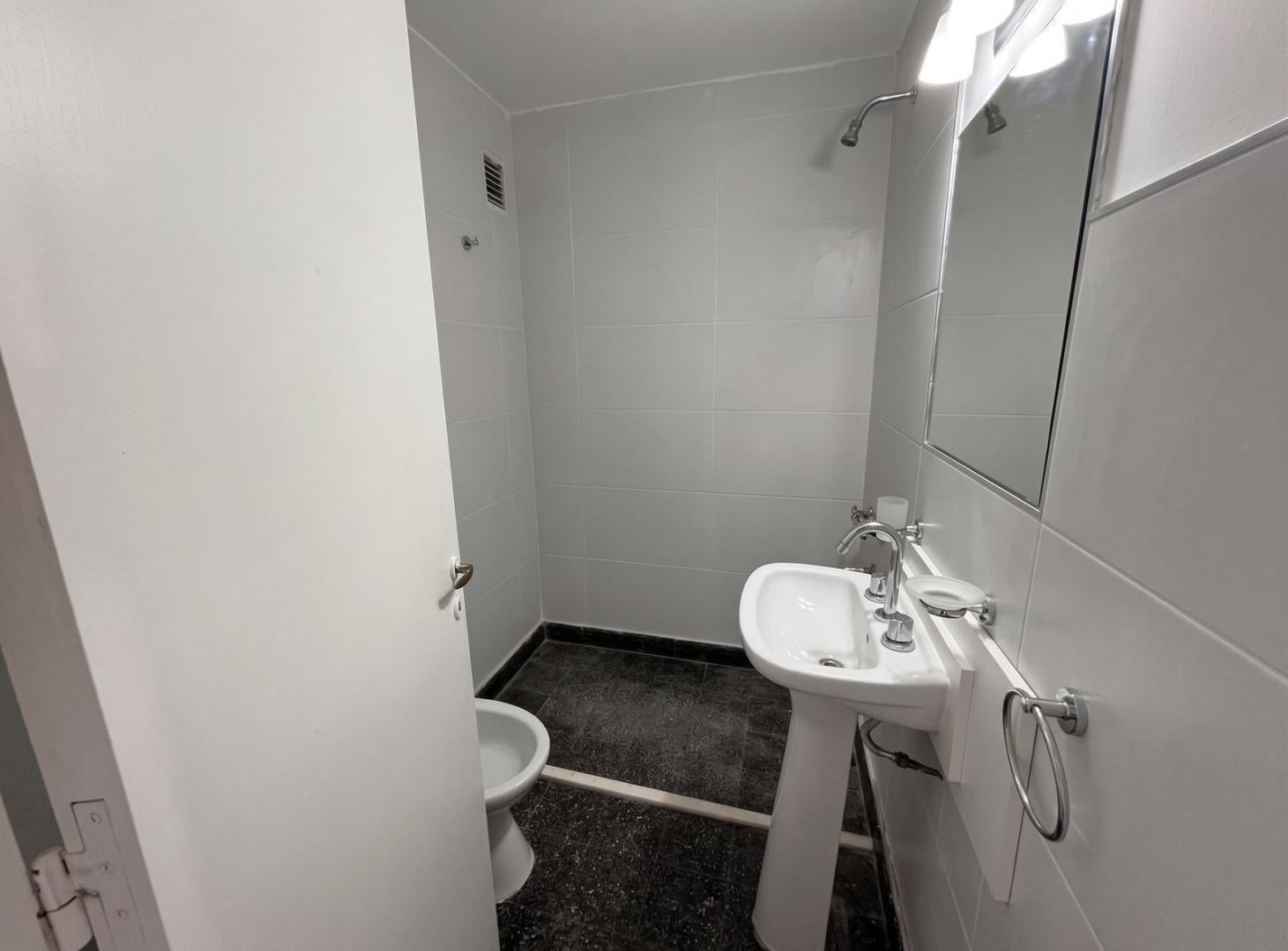 Foto de VENTA - DEPARTAMENTO UN DORMITORIO CON BALCON AL FRENTE - CENTRO, imagen 4
