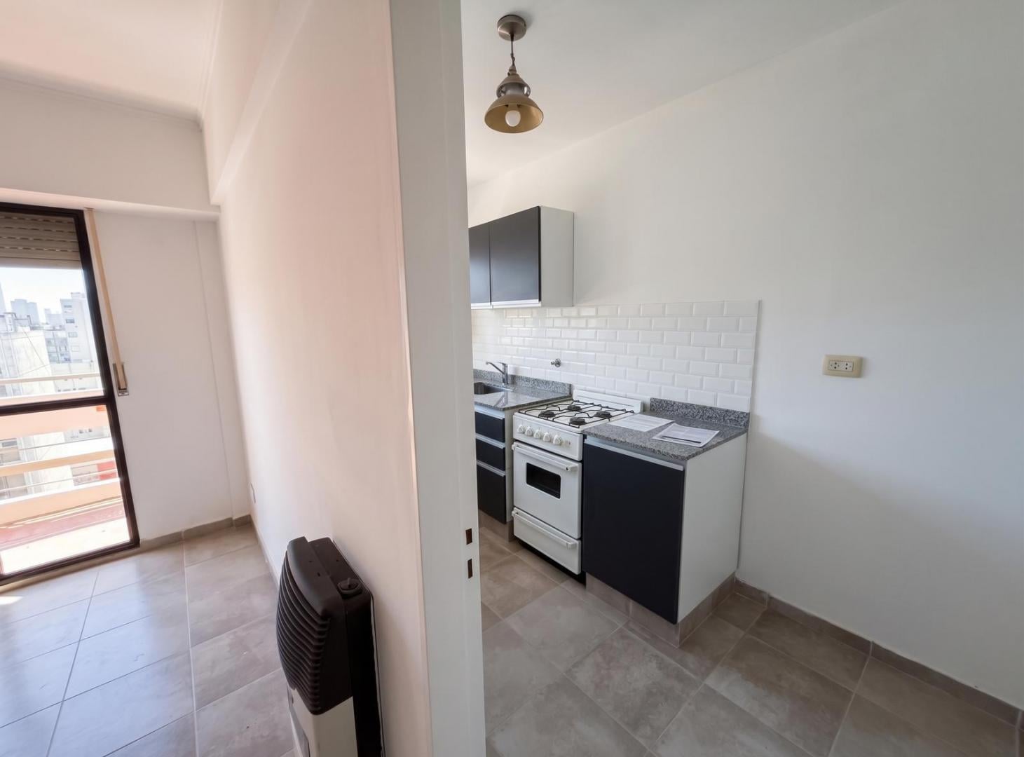 Foto de VENTA - DEPARTAMENTO UN DORMITORIO CON BALCON AL FRENTE - CENTRO, imagen 2
