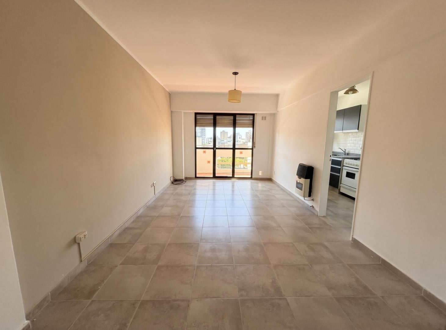 Foto de VENTA - DEPARTAMENTO UN DORMITORIO CON BALCON AL FRENTE - CENTRO, imagen 1