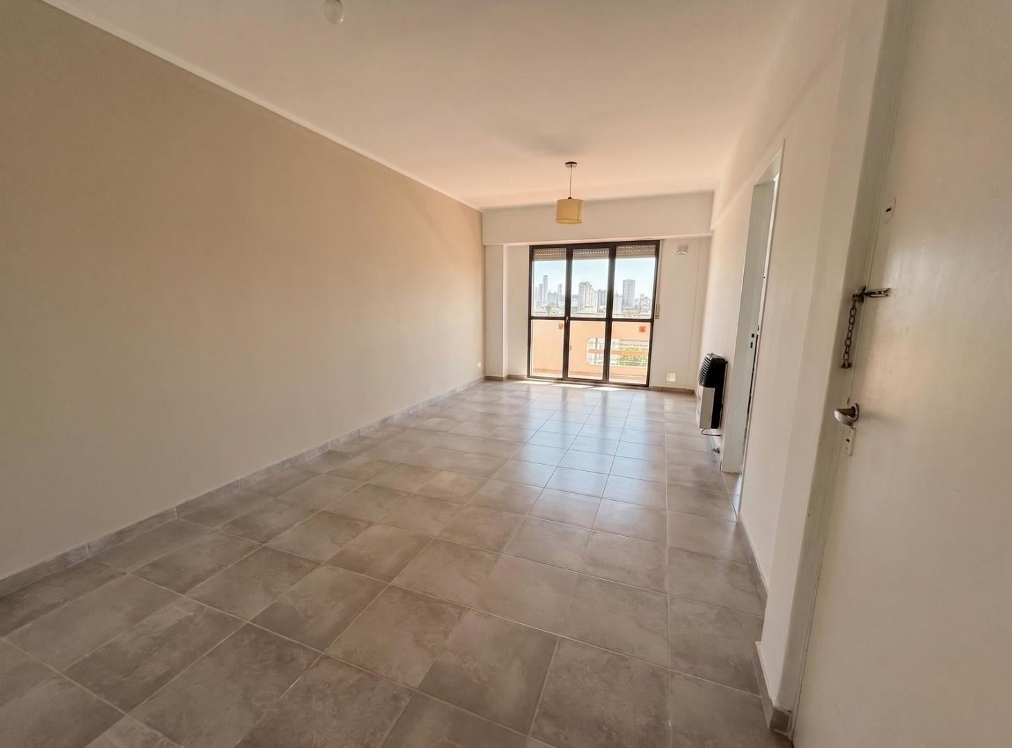 Foto de VENTA - DEPARTAMENTO UN DORMITORIO CON BALCON AL FRENTE - CENTRO, imagen 3