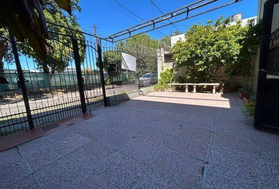 Foto de VENTA CASA AL FRENTE DOS DORMITORIOS CON DEPARTAMENTO INTERNO DE UN, imagen 2