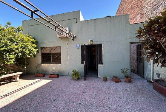 Foto de VENTA CASA AL FRENTE DOS DORMITORIOS CON DEPARTAMENTO INTERNO DE UN, imagen 1