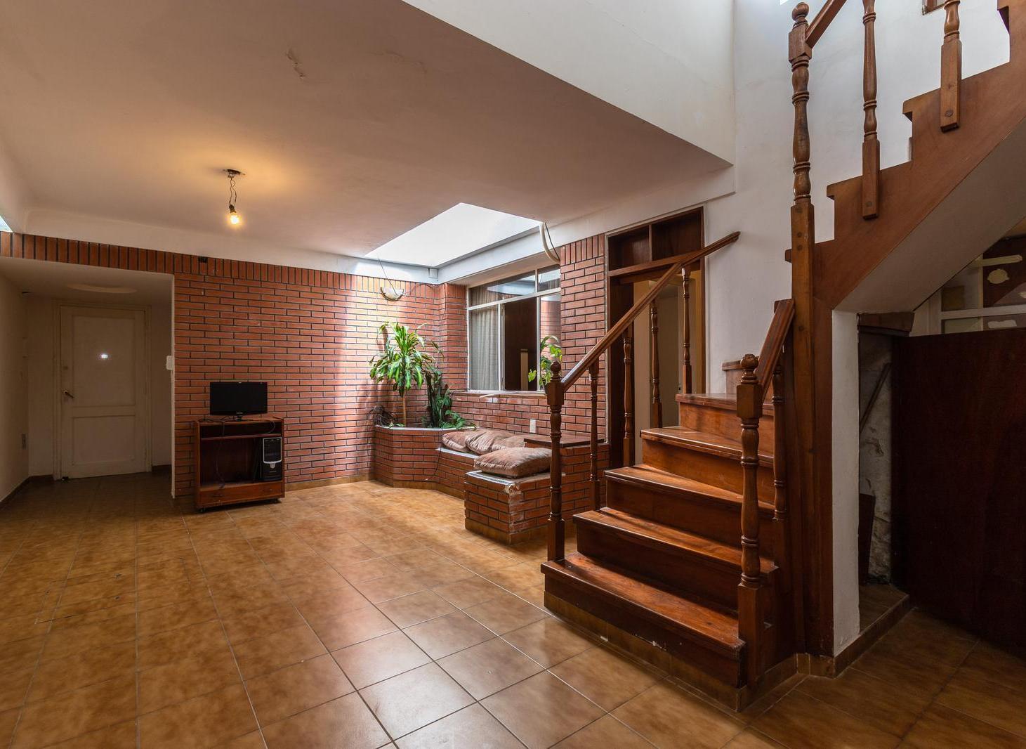 Foto de EN VENTA CASA DE PASILLO INTERNA TRES DORMITORIOS Y COMODÍN EN BARRIO, imagen 1