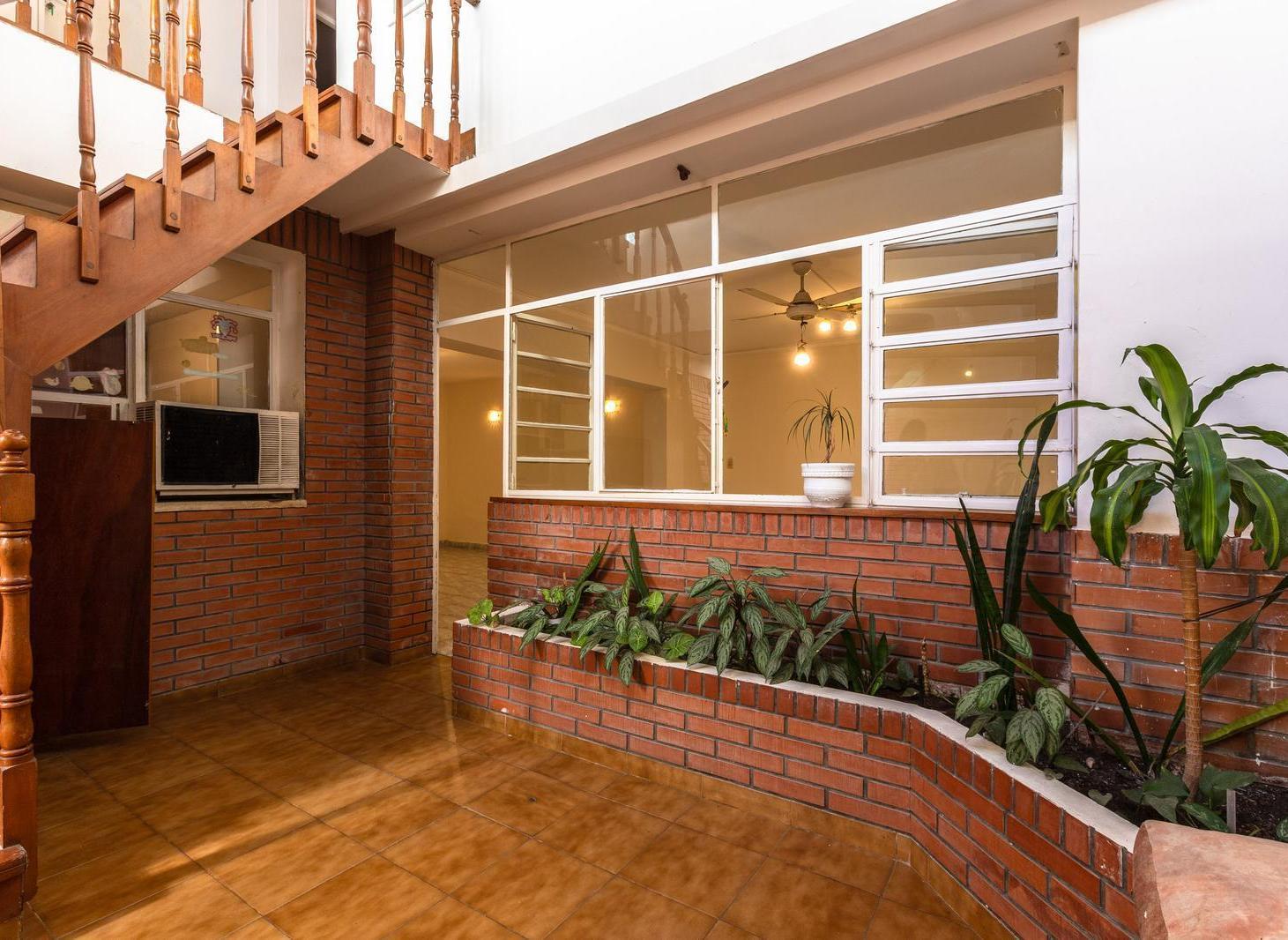 Foto de EN VENTA CASA DE PASILLO INTERNA TRES DORMITORIOS Y COMODÍN EN BARRIO, imagen 2