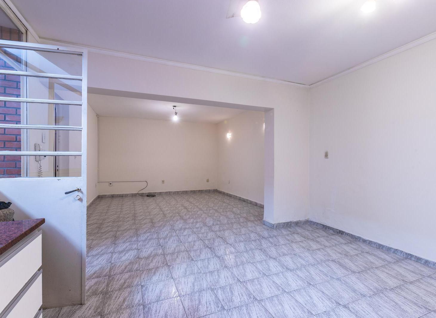 Foto de EN VENTA CASA DE PASILLO INTERNA TRES DORMITORIOS Y COMODÍN EN BARRIO, imagen 4