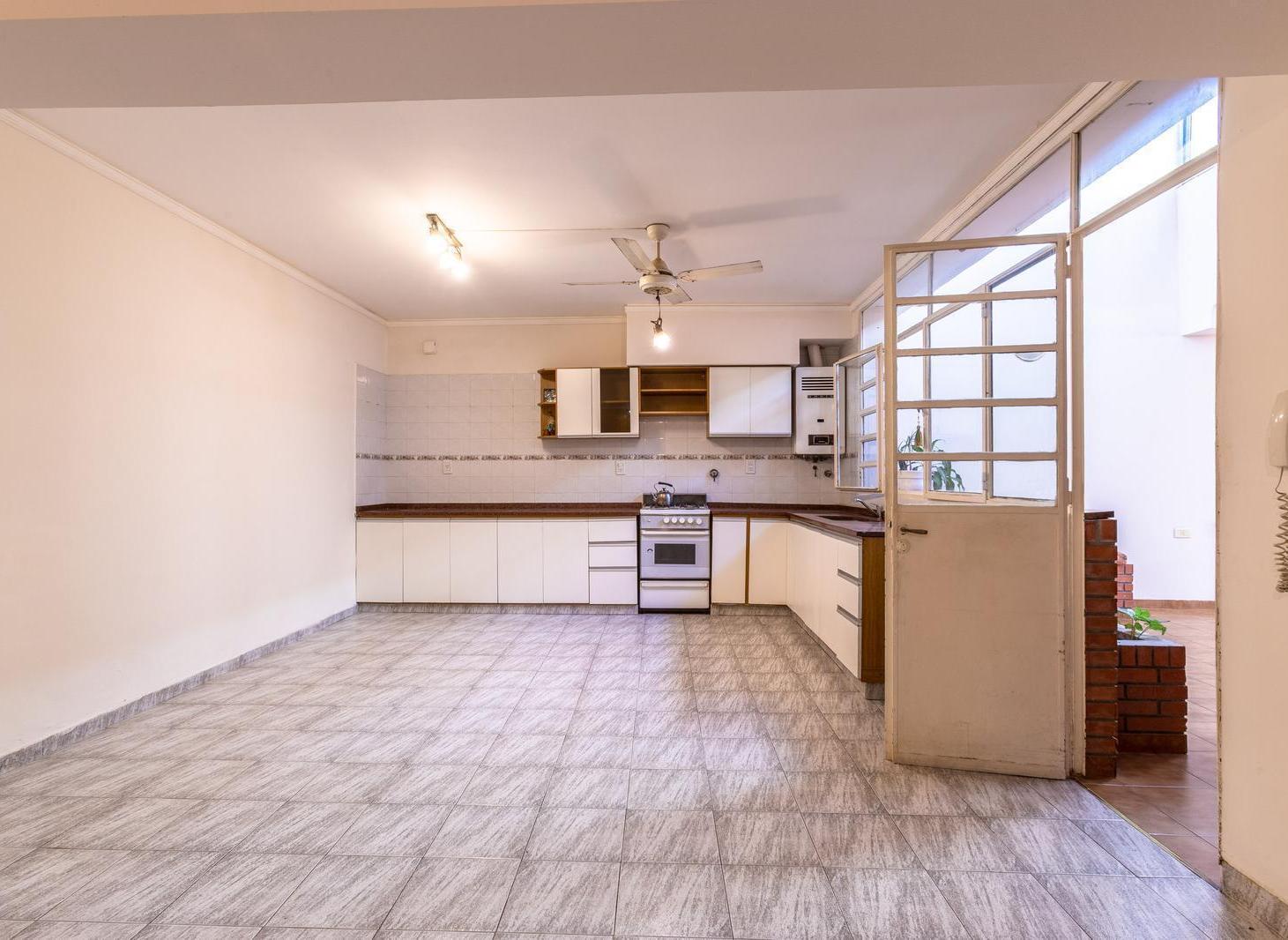 Foto de EN VENTA CASA DE PASILLO INTERNA TRES DORMITORIOS Y COMODÍN EN BARRIO, imagen 3
