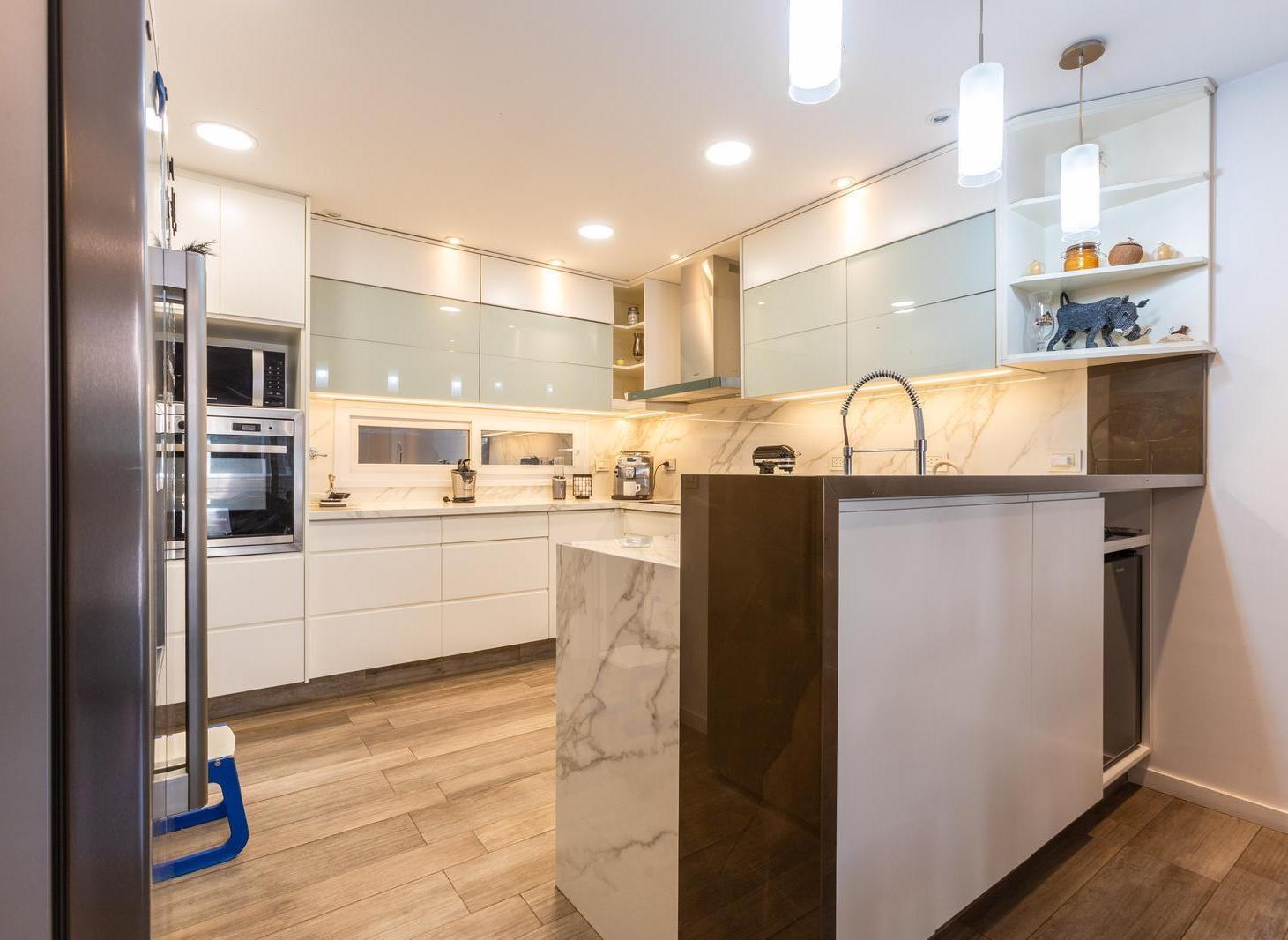 Foto de VENTA CASA AL FRENTE CON DOS DORMITORIOS Y COCHERA BARRIO CENTRO, imagen 3
