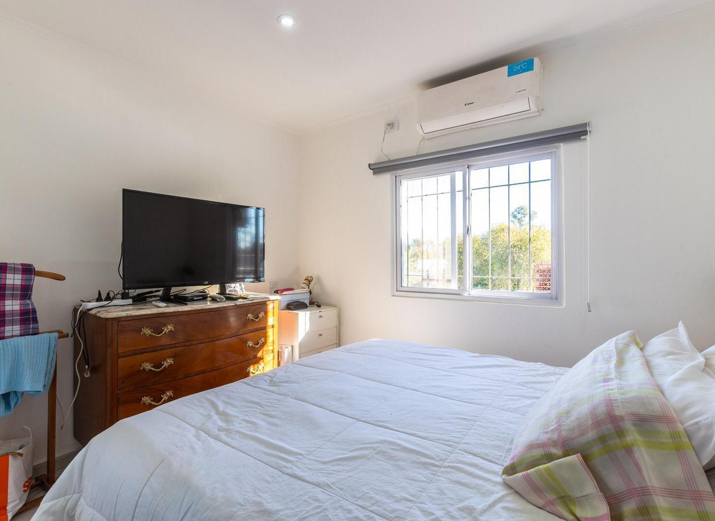 Foto de CASA DE 1 DORMITORIO CON COCHERA Y PISCINA EN VENTA FISHERTON, imagen 3