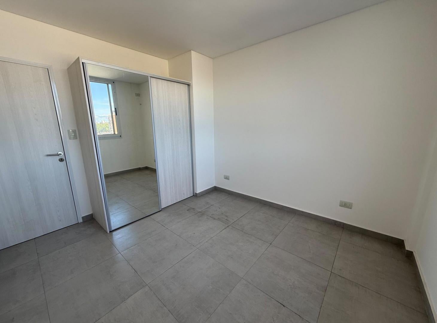 Foto de VENTA - DEPARTAMENTO UN DORMITORIO CON BALCON AL FRENTE - ECHESORTU, imagen 2