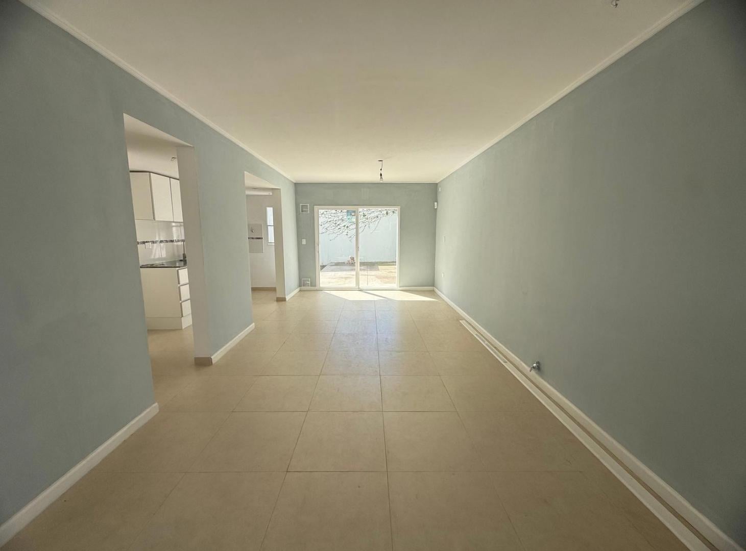 Foto de VENTA CASA 3 DORMITORIOS CON COCHERA Y PATIO VERDE APTA CREDITO, imagen 2