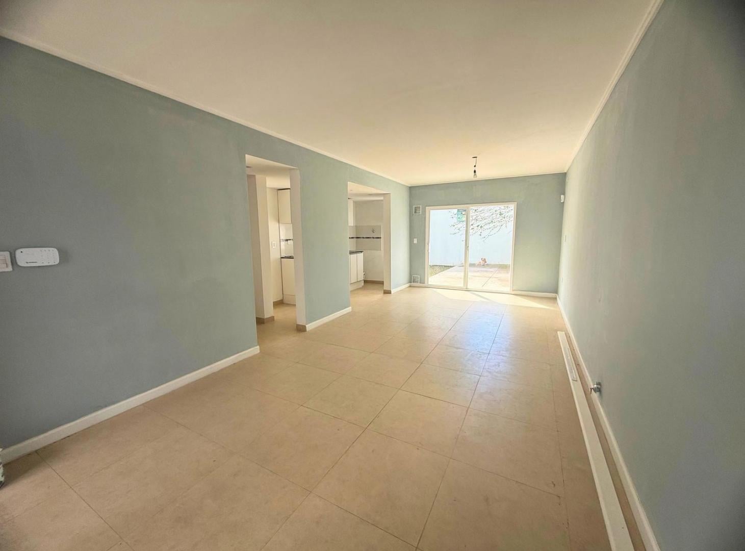 Foto de VENTA CASA 3 DORMITORIOS CON COCHERA Y PATIO VERDE APTA CREDITO, imagen 1
