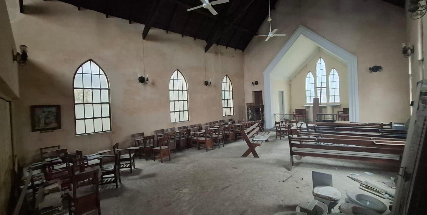 Foto de VENTA - CASA/IGLESIA CON SALON Y JARDIN - BARRIO LAS HERAS, imagen 3