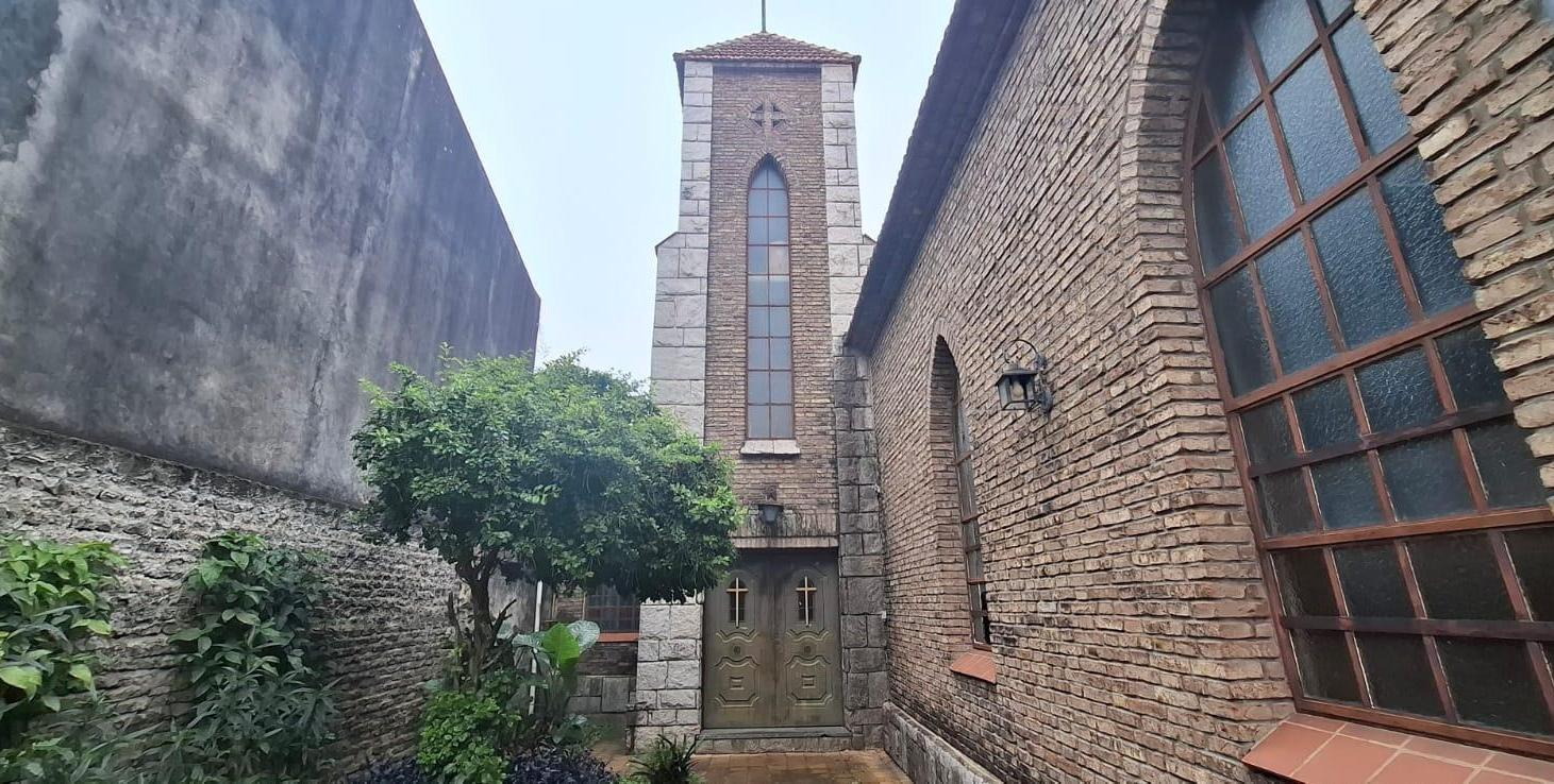 Foto de VENTA - CASA/IGLESIA CON SALON Y JARDIN - BARRIO LAS HERAS, imagen 1