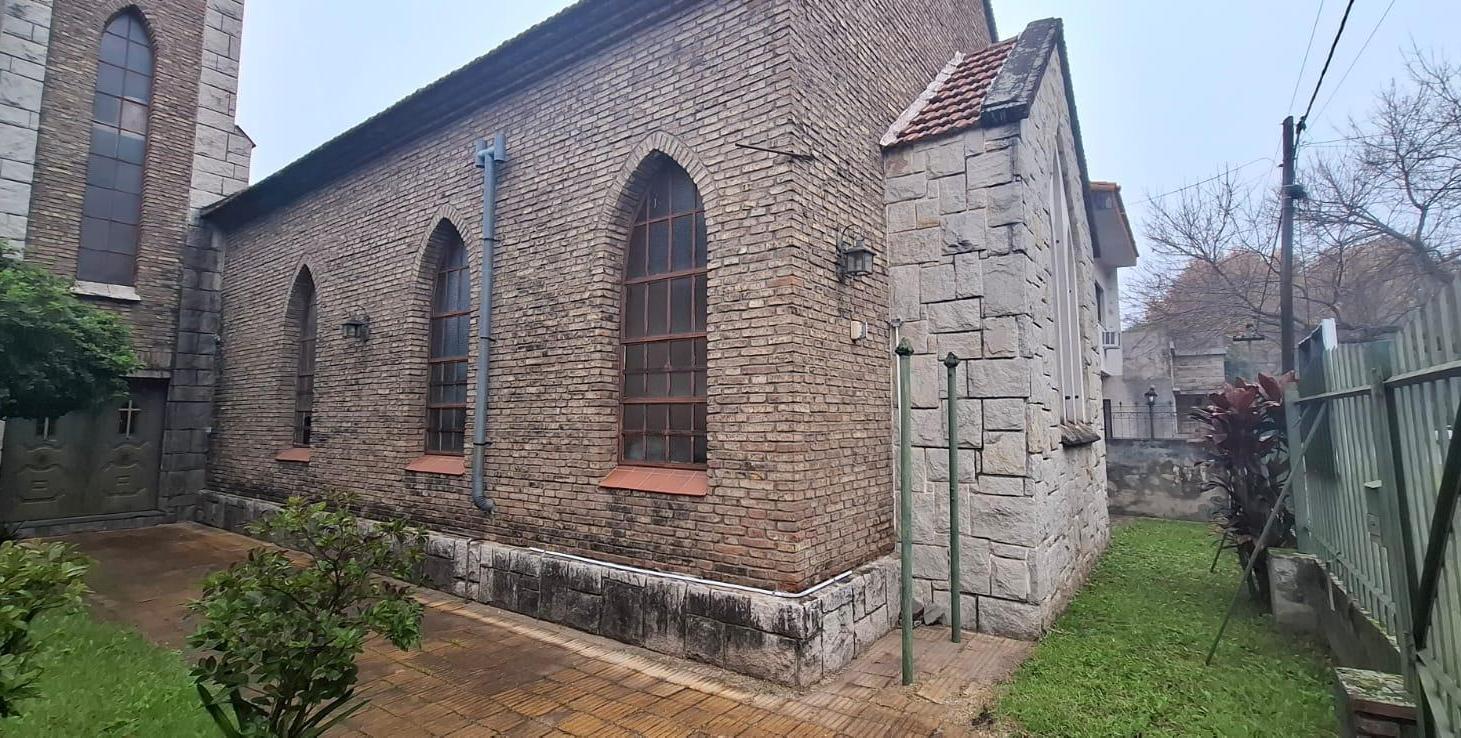 Foto de VENTA - CASA/IGLESIA CON SALON Y JARDIN - BARRIO LAS HERAS, imagen 2