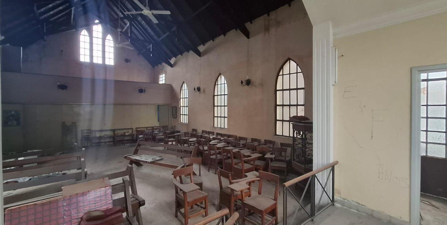 Foto de VENTA - CASA/IGLESIA CON SALON Y JARDIN - BARRIO LAS HERAS, imagen 4