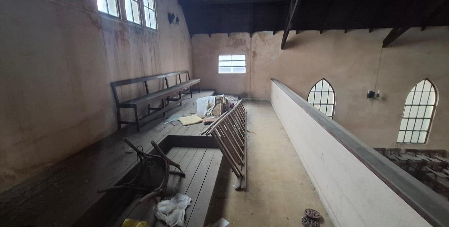 Foto de VENTA - CASA/IGLESIA CON SALON Y JARDIN - BARRIO LAS HERAS, imagen 5