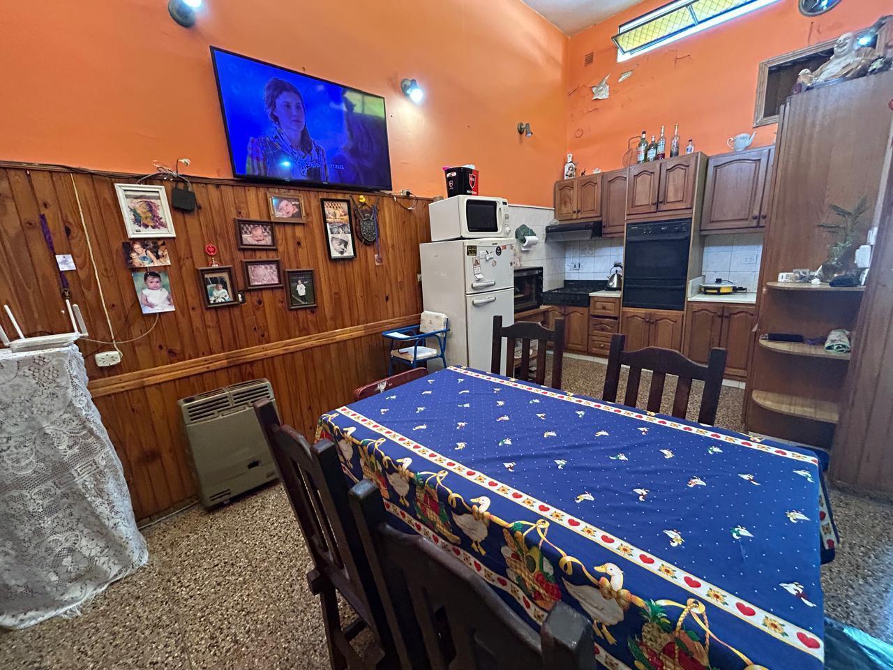 Foto de VENTA CASA 3 DORMITORIOS CON COCHERA EN BARRIO MATHEU., imagen 1
