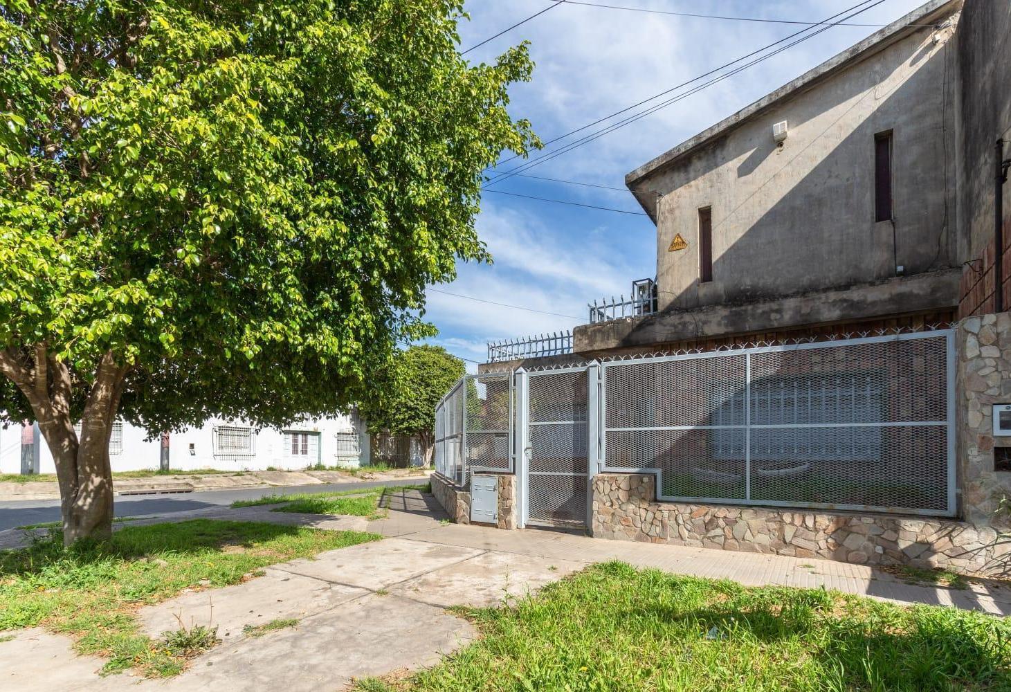 Foto de VENTA - CASA DE TRES DORMITORIOS + COMODIN CON PATIO Y COCHERA - BARRIO, imagen 4