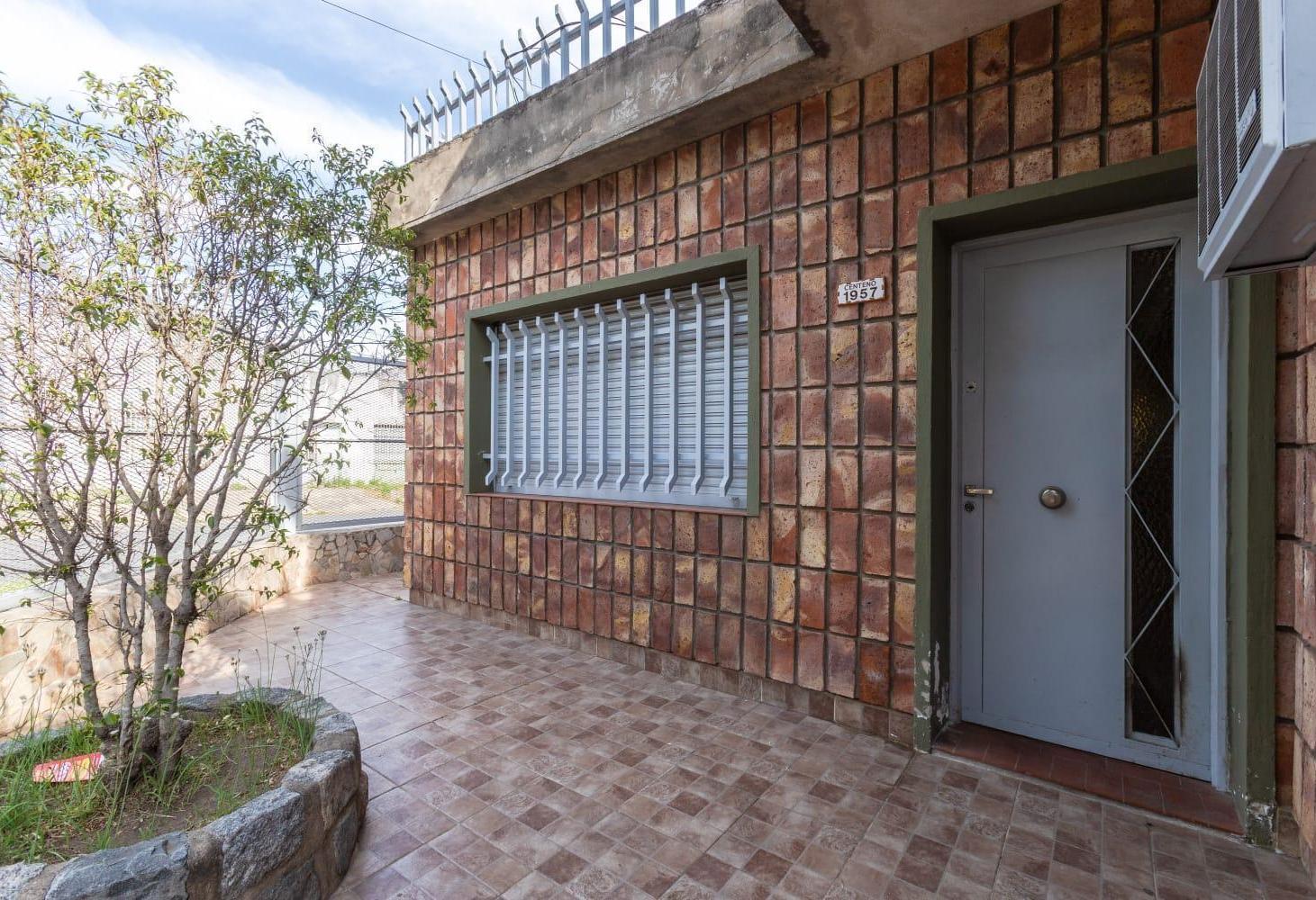 Foto de VENTA - CASA DE TRES DORMITORIOS + COMODIN CON PATIO Y COCHERA - BARRIO, imagen 3