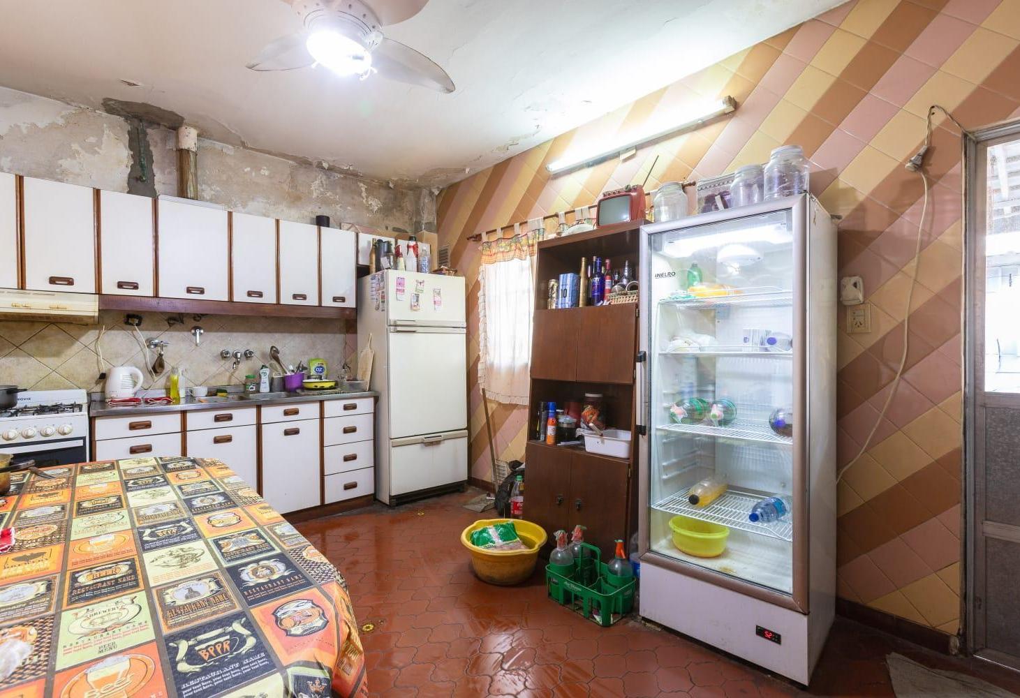Foto de VENTA - CASA DE TRES DORMITORIOS + COMODIN CON PATIO Y COCHERA - BARRIO, imagen 5