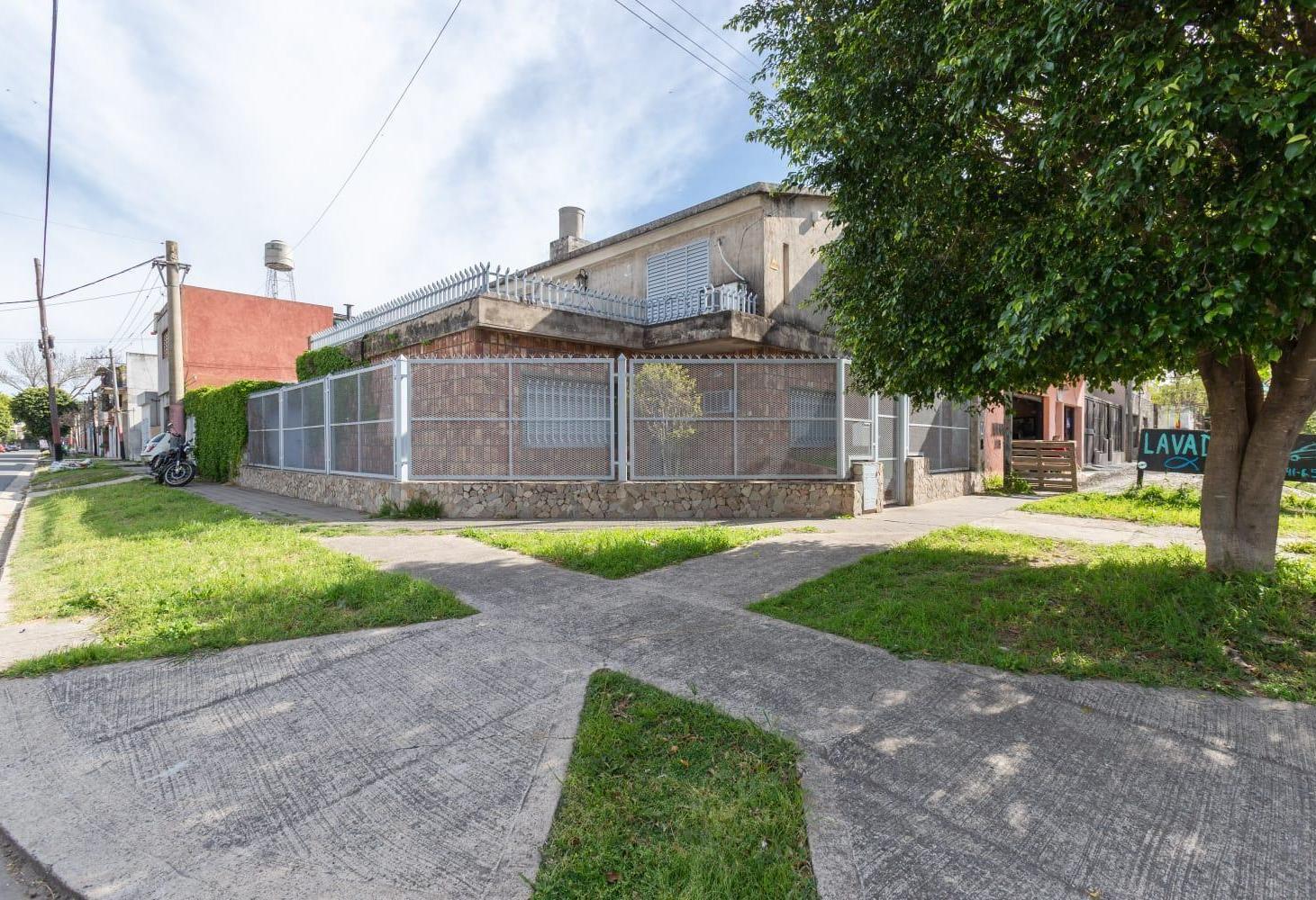 Foto de VENTA - CASA DE TRES DORMITORIOS + COMODIN CON PATIO Y COCHERA - BARRIO, imagen 2