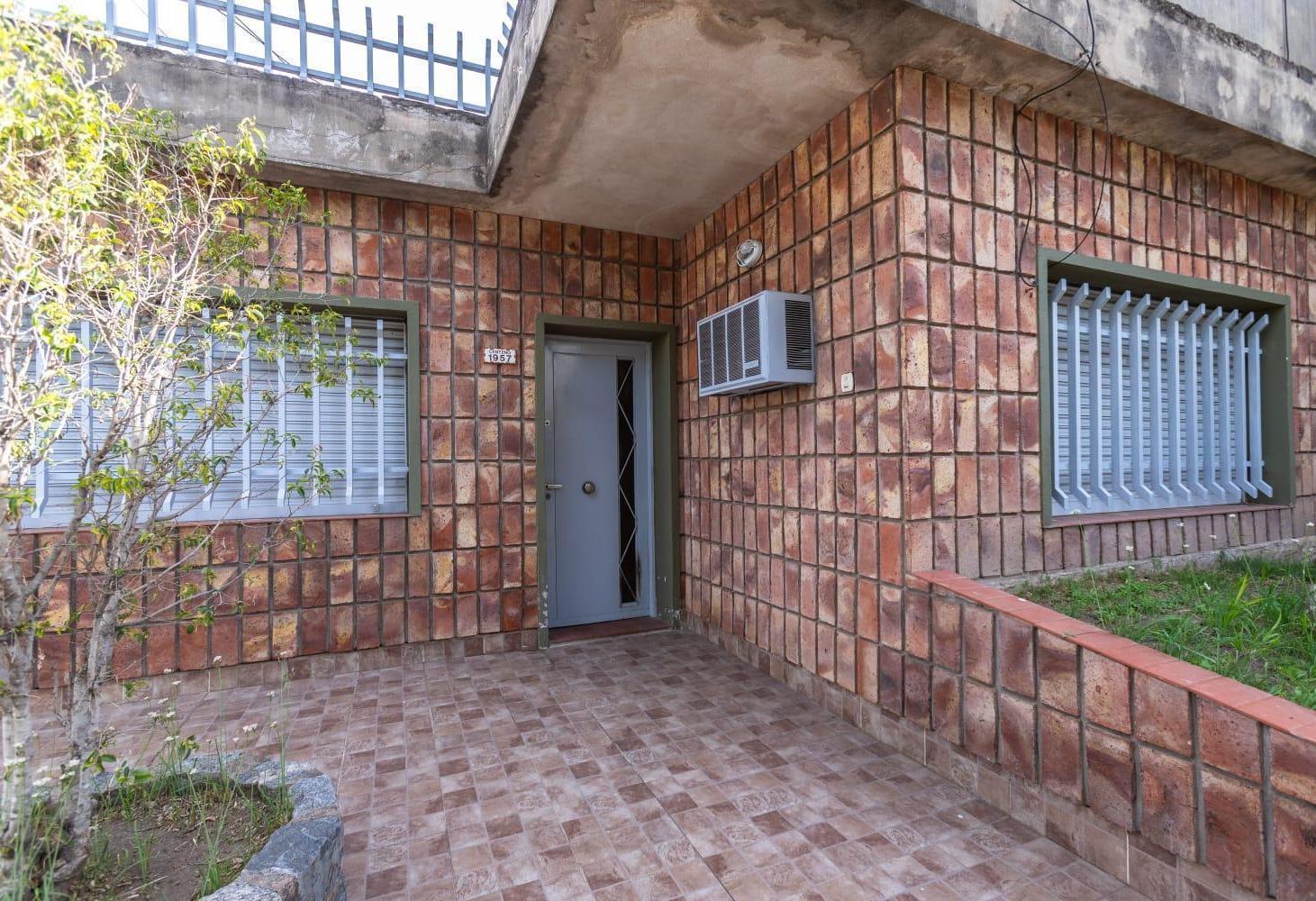 Foto de VENTA - CASA DE TRES DORMITORIOS + COMODIN CON PATIO Y COCHERA - BARRIO, imagen 1
