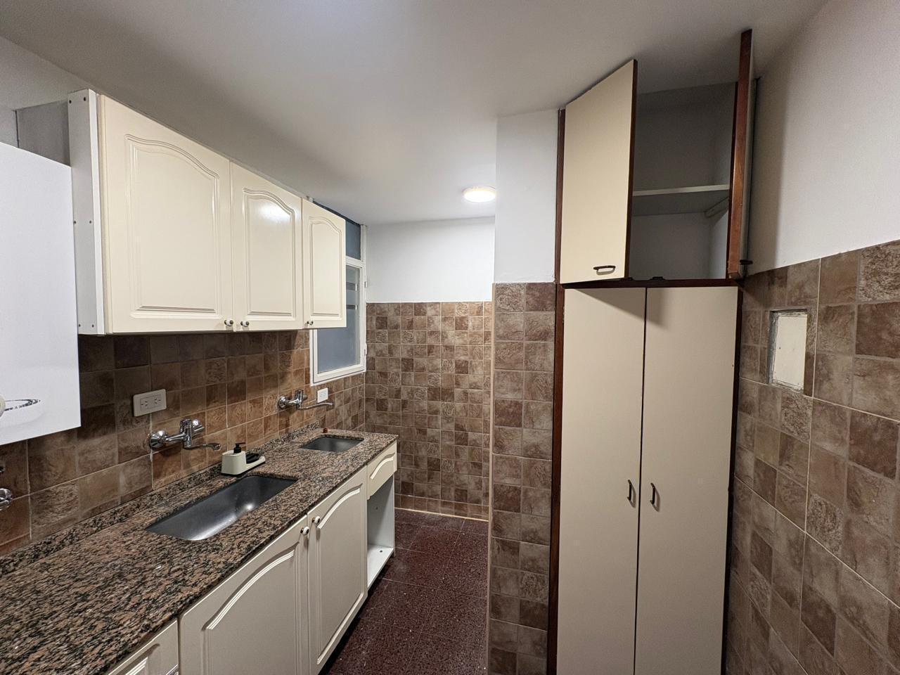 Foto de ALQUILER - DEPARTAMENTO DE 2 DORMITORIOS + COMODIN Y COCHERA - PICHINCHA, imagen 5