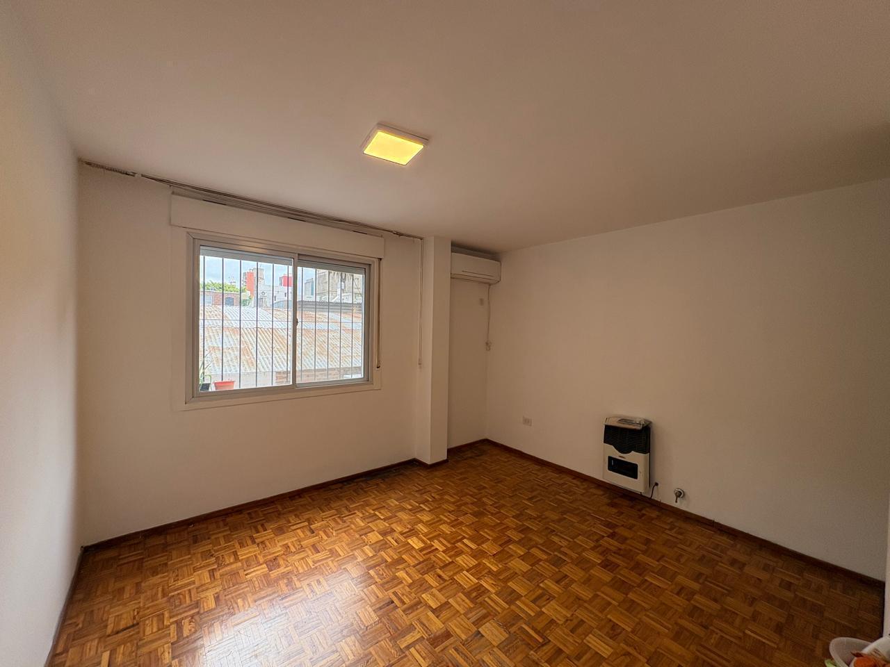 Foto de ALQUILER - DEPARTAMENTO DE 2 DORMITORIOS + COMODIN Y COCHERA - PICHINCHA, imagen 3