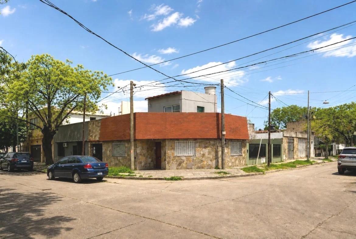 VENTA CASA UN DORMITORIO CON TERRAZA Y QUINCHO BARRIO AZCUENAGA