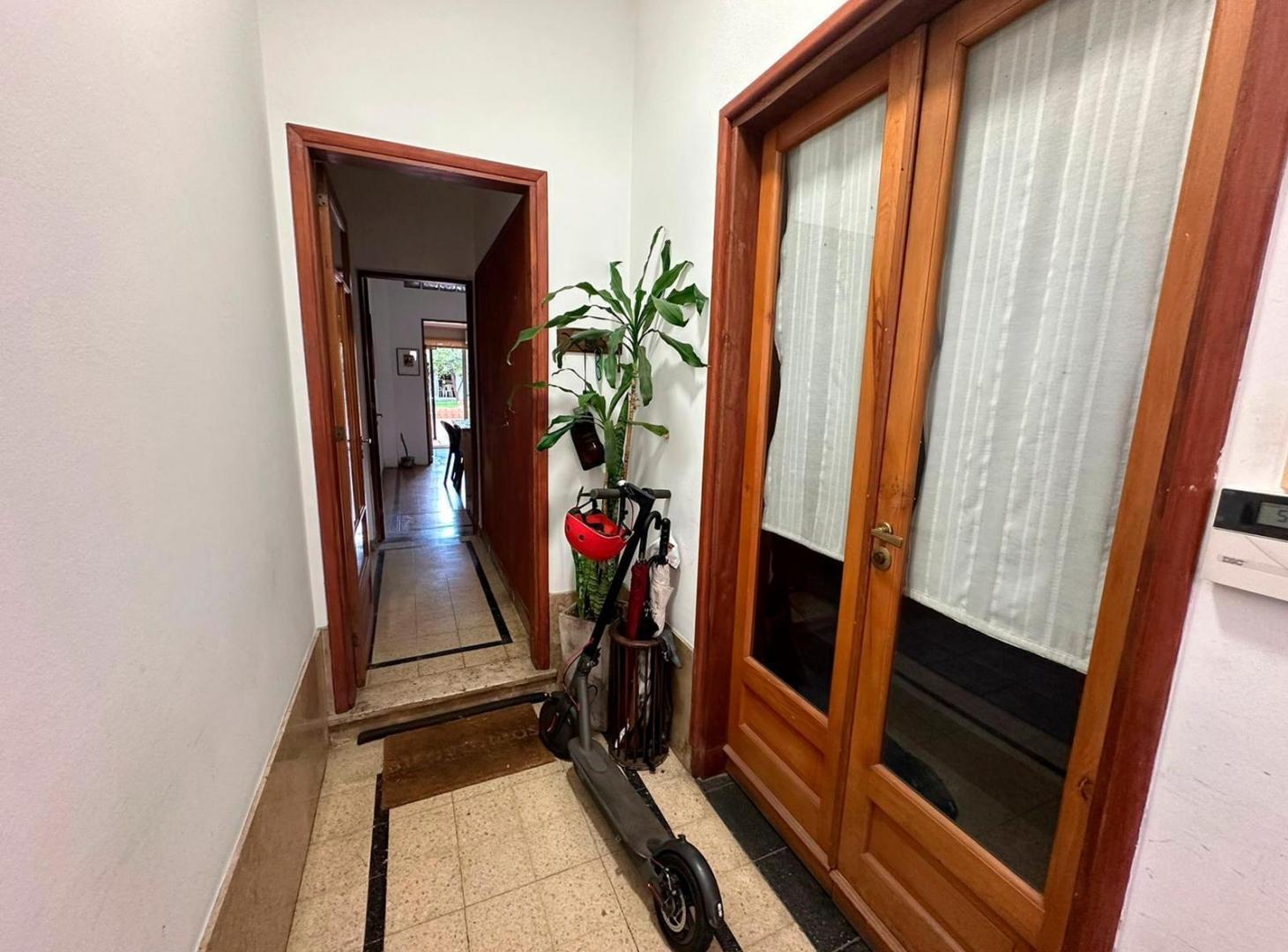 Foto de VENTA CASA 3 DORMITORIOS - PATIO VERDE - QUINCHO - COCHERA - ZONA, imagen 3