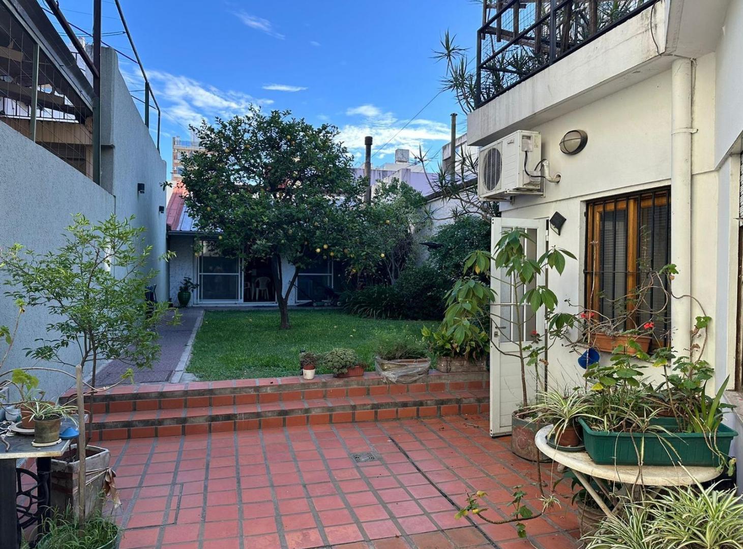 Foto de VENTA CASA 3 DORMITORIOS - PATIO VERDE - QUINCHO - COCHERA - ZONA, imagen 1