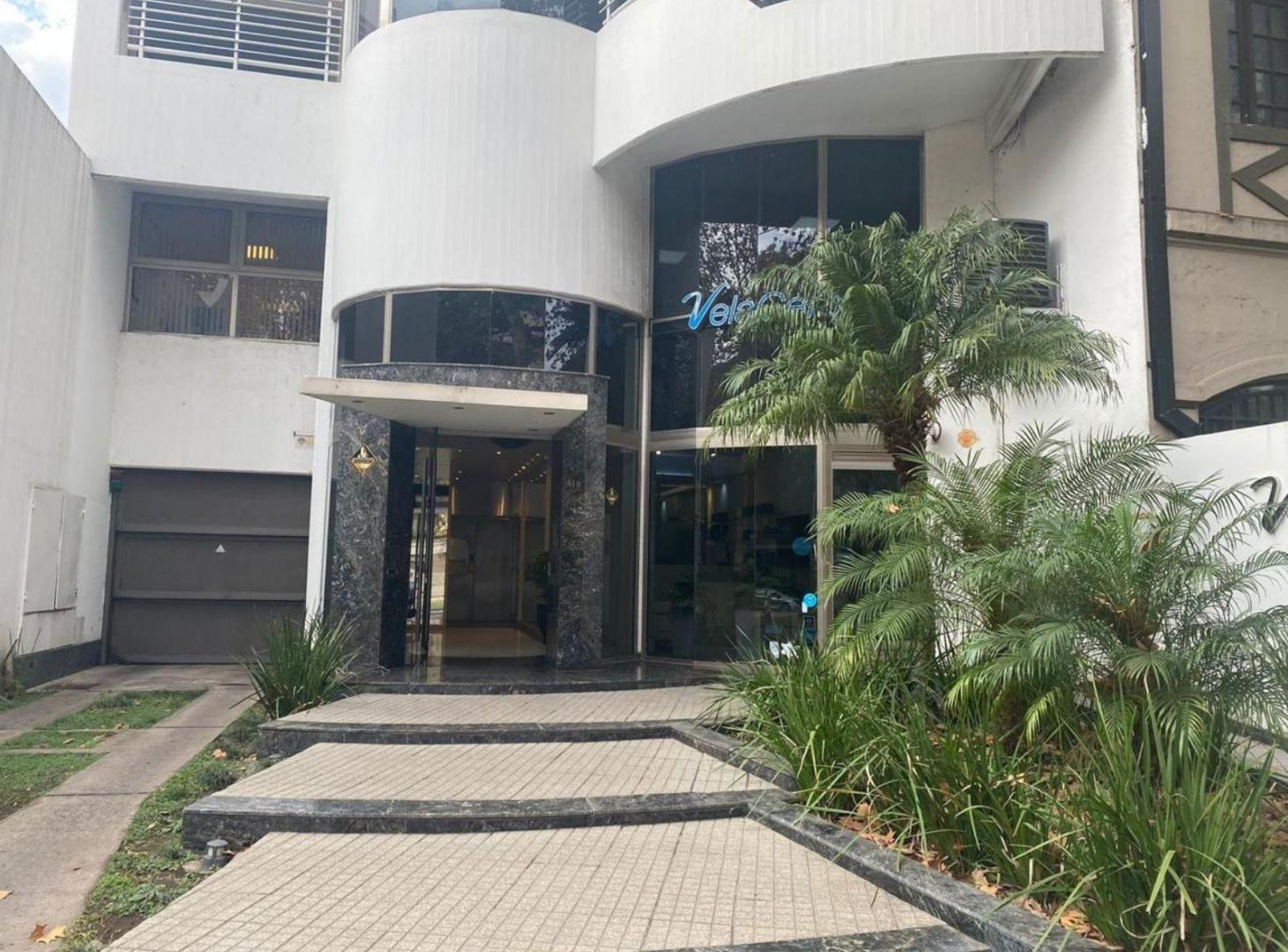Foto de VENTA - DUPLEX TRES DORMITORIOS CON DOS COCHERAS - ZONA RIO, imagen 3