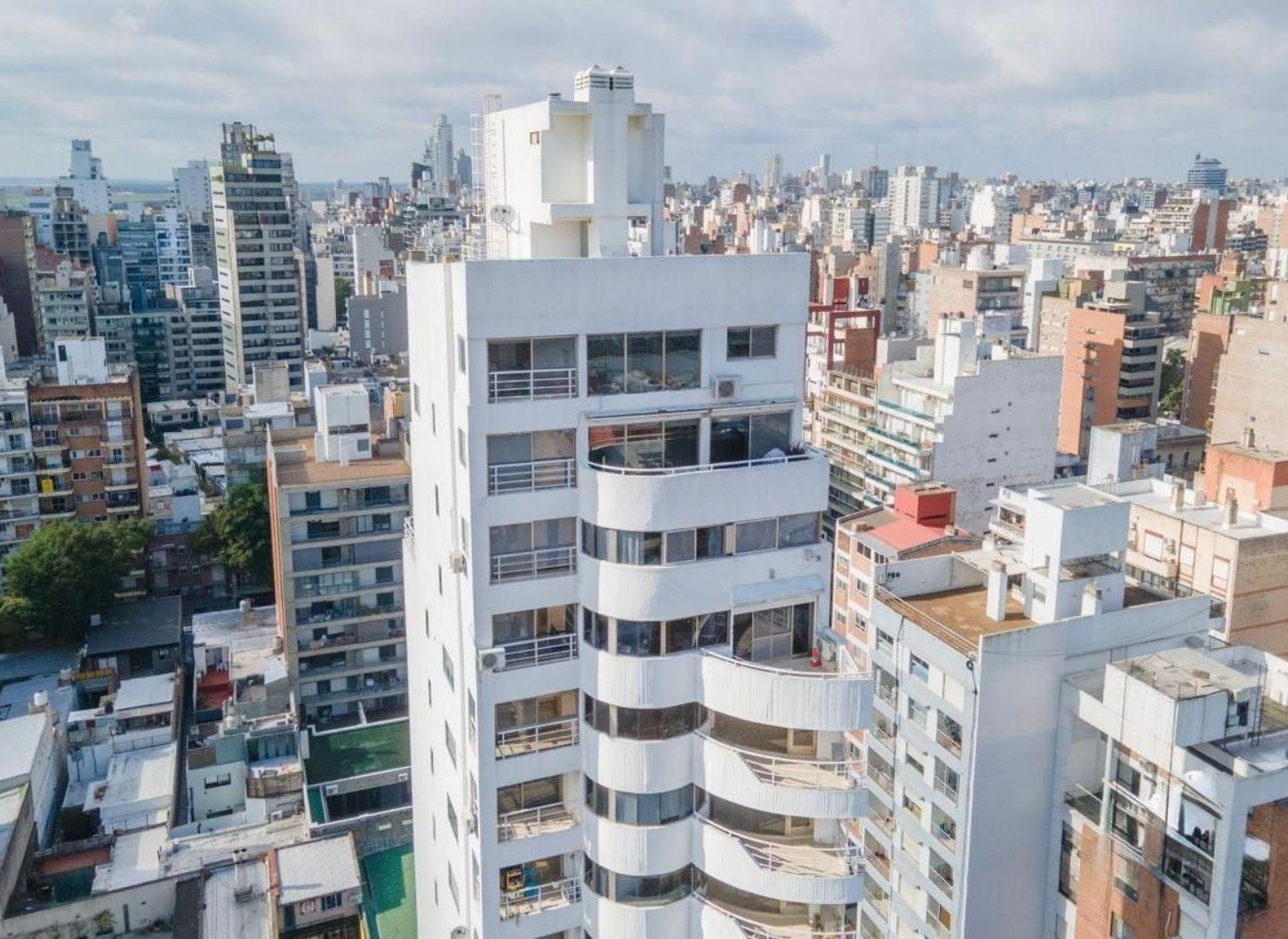 Foto de VENTA - DUPLEX TRES DORMITORIOS CON DOS COCHERAS - ZONA RIO, imagen 1