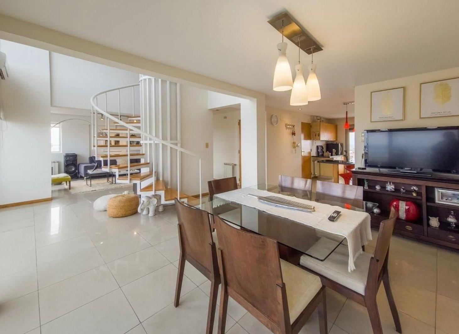 Foto de VENTA - DUPLEX TRES DORMITORIOS CON DOS COCHERAS - ZONA RIO, imagen 5