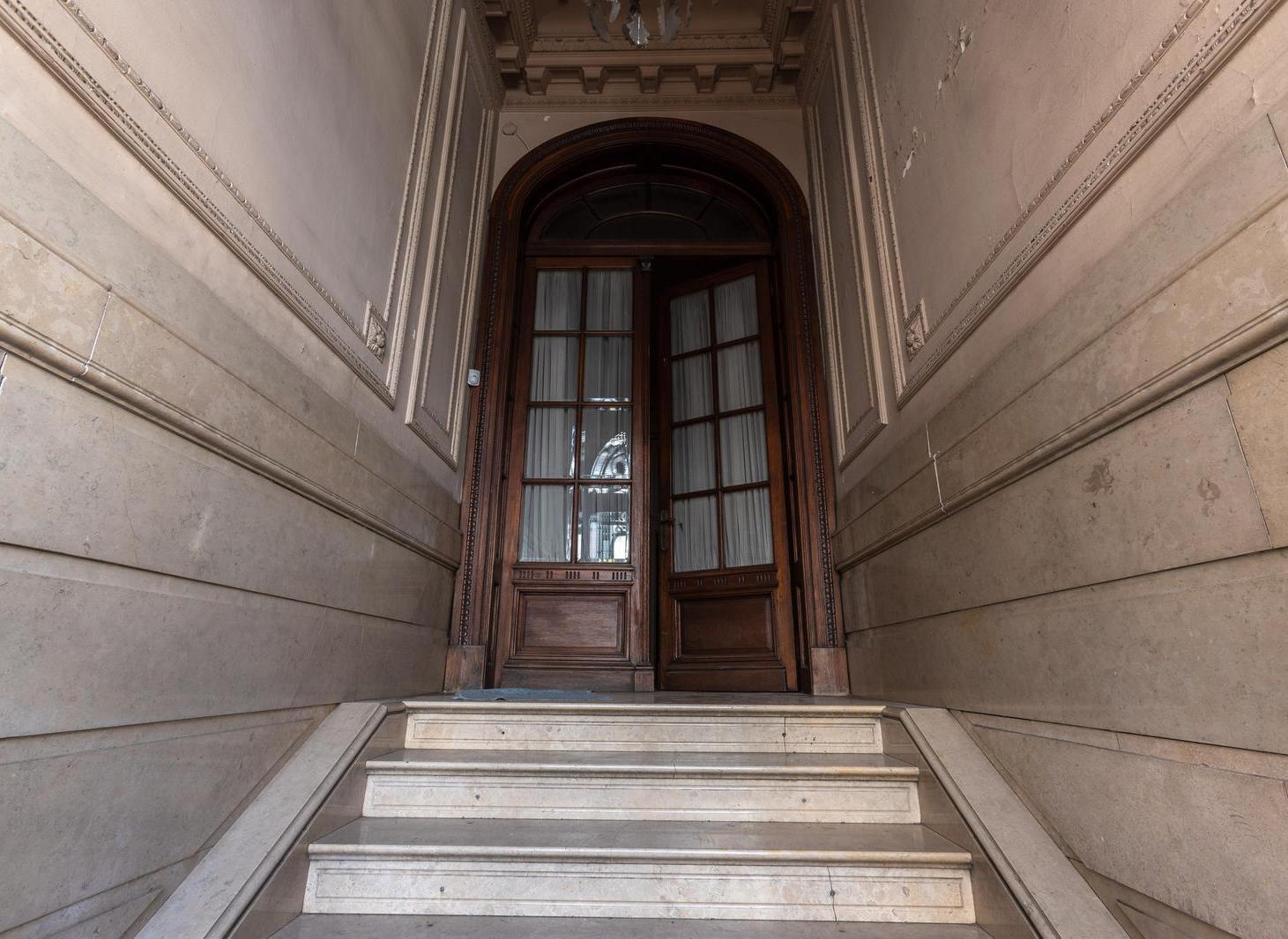 Foto de EN VENTA CASA HISTORICA A REFACCIONAR 525M2 CONTRUIDOS EN BARRIO MARTIN, imagen 2