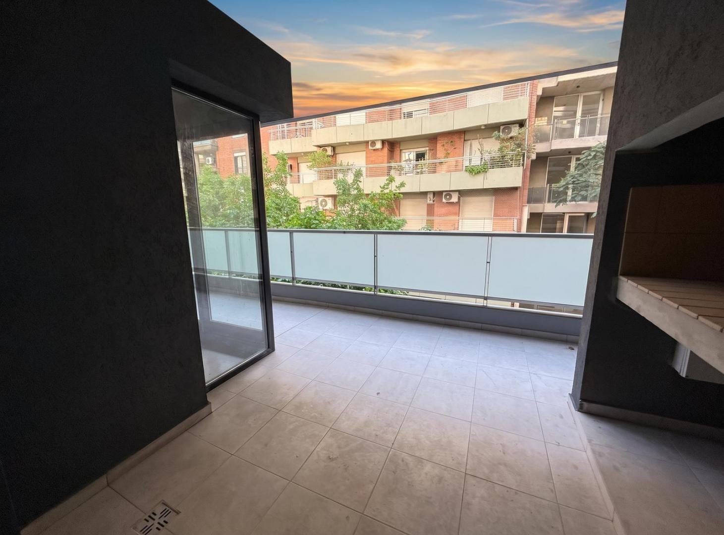 Foto de VENTA - PISO EXCLUSIVO TRES DORMITORIOS CON COCHERA Y BALCON ATERRAZADO, imagen 3
