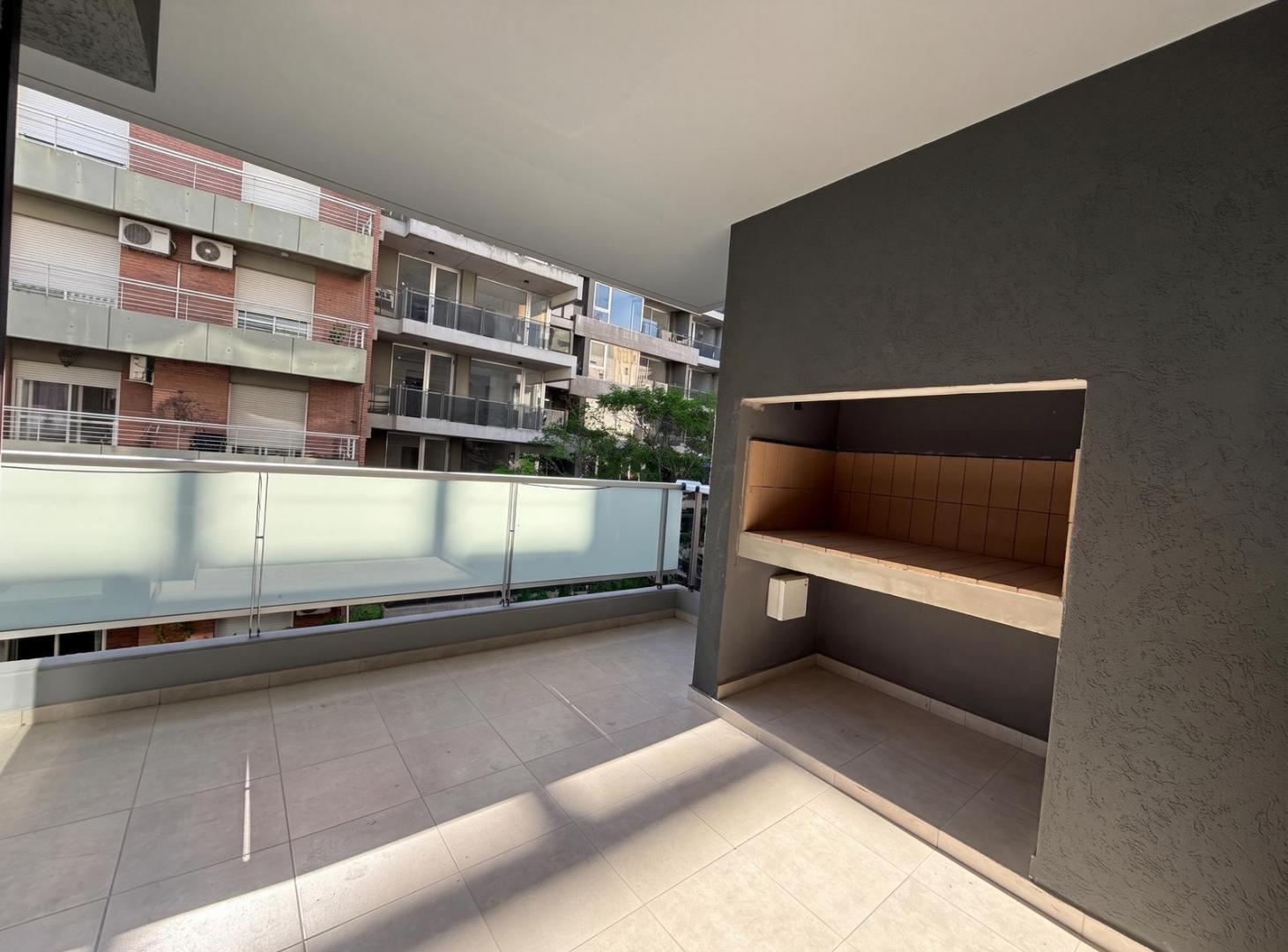 Foto de VENTA - PISO EXCLUSIVO TRES DORMITORIOS CON COCHERA Y BALCON ATERRAZADO, imagen 2