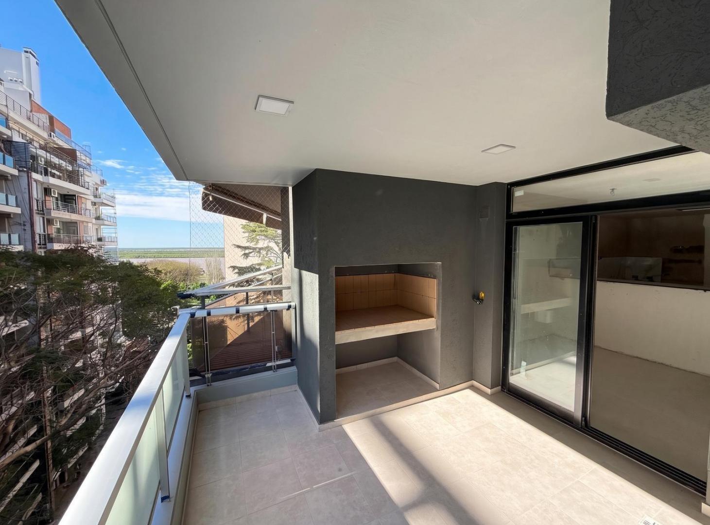 Foto de VENTA - PISO EXCLUSIVO TRES DORMITORIOS CON COCHERA Y BALCON ATERRAZADO, imagen 1