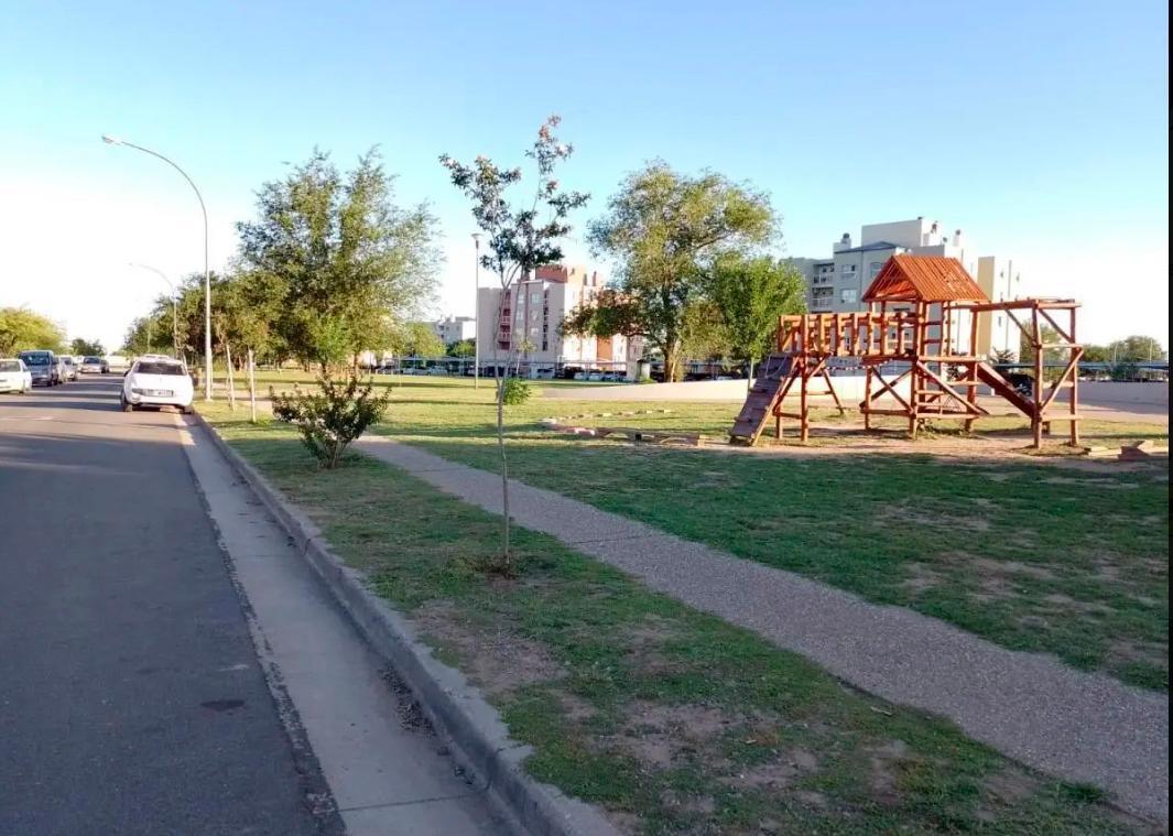 Departamentos de 2 y 3 Dorm. con Cochera en Complejo con Seguridad 5